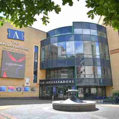 DoubleTree by Hilton Woking Hotel Exterior