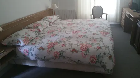 Auberge de villechaume Отели в г. Нуан-ле-Фюзелье