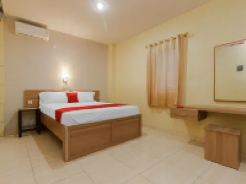 RedDoorz Plus Near Pantai Malalayang Manado Hotels in Malalayang
