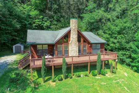 Moosetrax - 3 Bedrooms, 2 Baths, Sleeps 6 Cabin by RedAwning