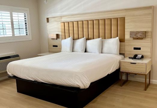 Nob Hill Motor Inn