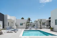 The Palm Leaf Apartments - Private Pools