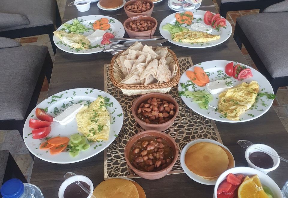 Hotel Holy Sheet Plus, Dining, Cuisine