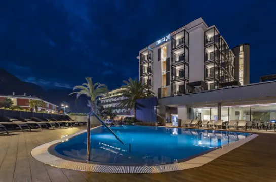 Lake Front Hotel Mirage - Infinity Pools