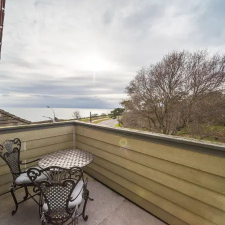 Dashwood Manor Seaside Bed & Breakfast