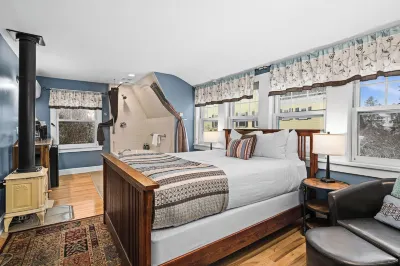 Salyards Mansion Hotels near Lake Superior Hall
