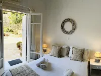 Navy Blue Suites Hotels in der Nähe von Strand Korfos