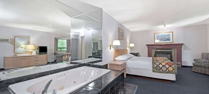 Super 8 by Wyndham Niagara Falls North Hotels in Niagara Falls