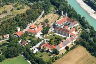 Klostergasthof Raitenhaslach Hotels in der Nähe von Uhrturm auf der Burg zu Burghausen