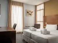 Hotel Madanis Các khách sạn gần Tây Ban Nha