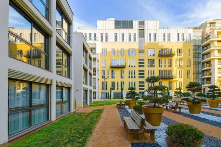 Lagrange Aparthotel Lyon Lumière Отели рядом с достопримечательностью «Университет Люмьер Лион 2 - Кампус Берж дю Рона»