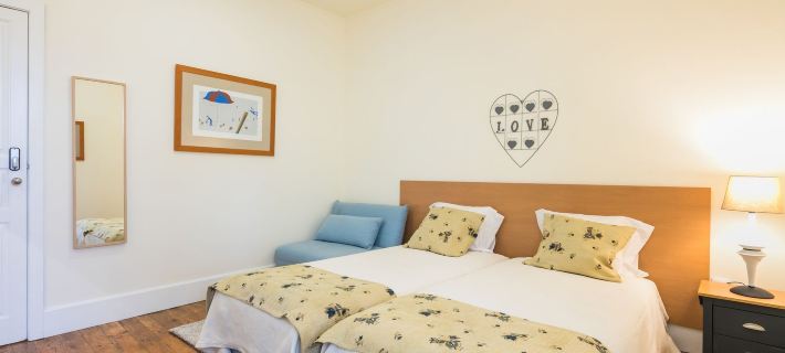 Apartamento A Francos Artist Painting 1 Hotels in Ramalde