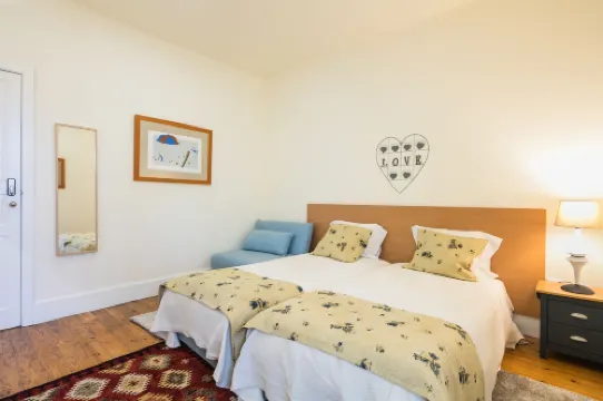 Apartamento A Francos Artist Painting 1