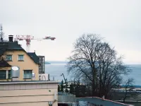 Modern 1Br Apt with Sauna, Balcony & Free Parking - Alojamientos