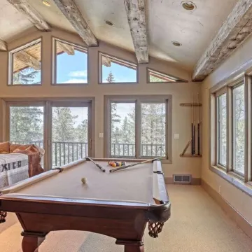 Charming 3-bedroom chalet right off the ski slopes!
