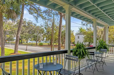 Circa 1785 Отели рядом с достопримечательностью «Spanish Moss Trail Train Depot»