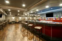 Chateau Nova Yellowknife - ที่มีบาร์