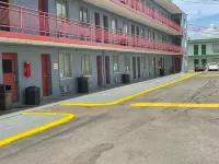 Budgetel Inn and Suites - Louisville - parking