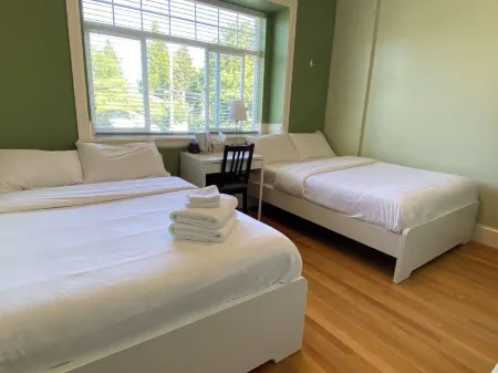 Vancouver Metrotown Modern Guest House Отели рядом с достопримечательностью «Университет Саймона Фрезера»