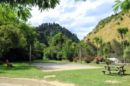 River Valley Lodge Отели в г. Пекокау