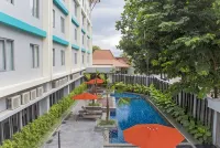 Burza Hotel Yogyakarta - Swimmingpools