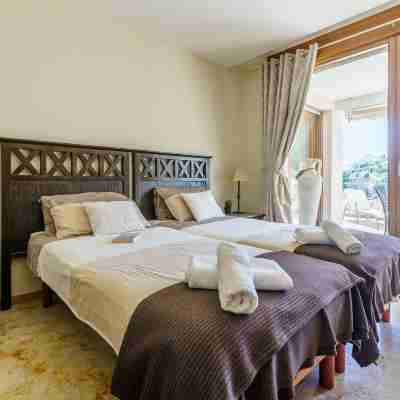 Marbella Mountain with Sea View and Pool - Happy Rentals Rooms
