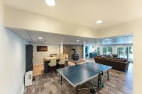 Quiet Lakefront. Huge 5/3. Deep Water. Pontoon Boat Available.