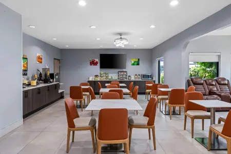 Quality Inn & Suites Отели рядом с достопримечательностью «Alpha Xi Delta»