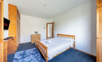 House - Sleeps 10 - Garden - Parking