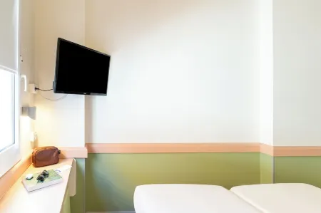 Ibis Budget Madrid Calle Alcalá Отели рядом с достопримечательностью «Faunia»