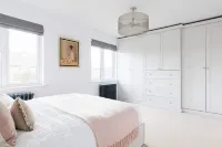 Chic 4-bed Coastal Retreat in Heart of Bosham