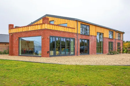 Beautiful Barn Conversion - Orchard Escape for 12! Отели в г. Нортон энд Ленчвик