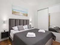 Contemporary Apartment with Terrace and Spacious Garden Hotels in Kastel Kambelovac