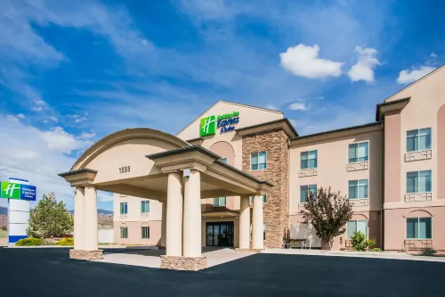 Holiday Inn Express & Suites Cedar City - parking
