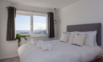 Beautifully Refurbished 4-Bed Beachside Retreat