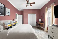 7bdr w/ Private Pool, Hot Tub, Fire Pit, Walk to Beach Tidal Wave by Avantstay