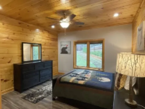 Nature Lovers Dream! Steps from Fishing Plus 140 Acres of Hiking! 4 Bedroom Home by RedAwning Hotels in Monroe County