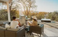 Glamour Mountain Getaway by Casa Oso with Views and Spa Hotels in Ahwahnee