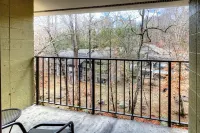 Brookside Lodge - Gatlinburg - on the River - Mountain view