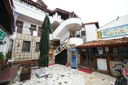 Anz Guest House Pansiyon Отели рядом с достопримечательностью «Храм Адриана»