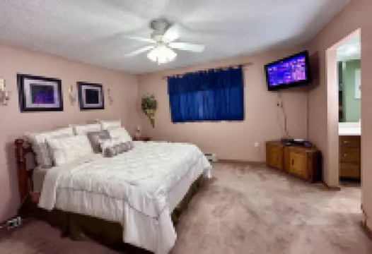 Cinnebar Hideaway ~ Private & Close to Ski Hills!