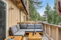 Ski Way by Avantstay Cozy Tahoe Home w/ Fireplace & Balcony