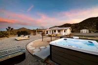 Pickleball Court and Hot Tub - Stunning Outdoor Oasis Hotels in Pioneertown