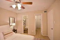King bed apartment in Medical Center -NRG -Downtown.Free parking,WiFi,pool, gym Hotels in Houston