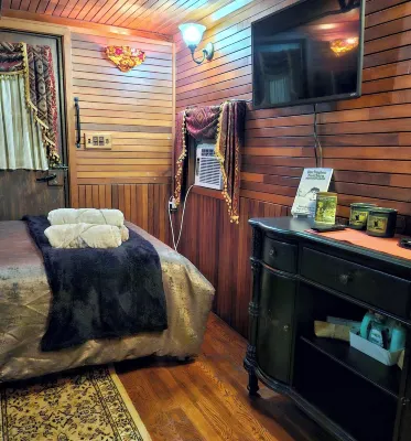 Unique Train Caboose Tiny House & event space. Antique shops & Norman close by
