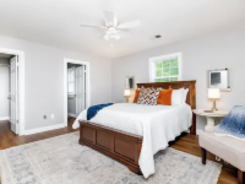 Bourbon Trail! Prime Location, Amenities & Sauna! Hotels in Versailles