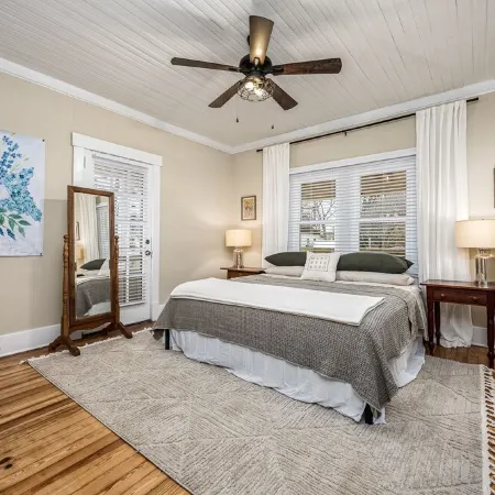 Cozy Cottage newly renovated near DWNTN & MTSU