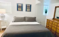 Clean, Private, Cozy Urban Oasis Chicago Greystone in Heart of Logan Square