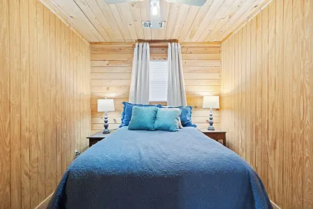 Enid Lake's charming 3-bedroom cabin with WiFi and AC in quaint Plum Point