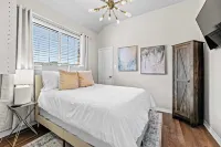 Luxe 5BD Home, Heated Pool, Game Room, King Beds, Family-Friendly